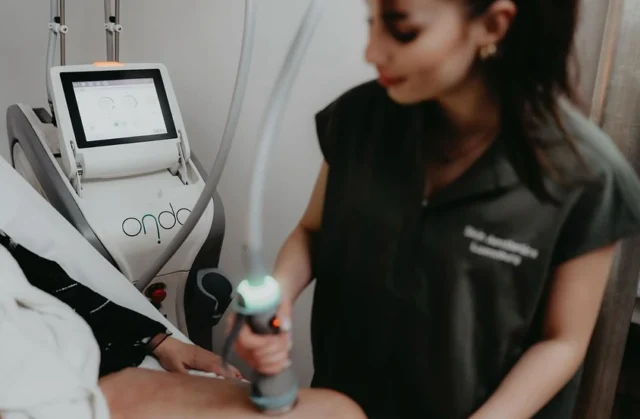 Onda Coolwaves®

📌Warum?

• Gezielte Fettreduktion: Ideal bei Fettpolstern unterhalb oder seitlich des Pos (sog. „Banana
Rolls“)

• Cellulite-Verbesserung: Sehr effektiv bei Dellen und unebenem Hautbild

• Hautstraffung: Fördert Kollagenneubildung, strafft und hebt das Gewebe sichtbar

• Tiefe Wirkung: Mikrowellen dringen tiefer als Radiofrequenz 

📌perfekt für die dichte Gesäßregion

Buche deinen  Beratungstermin 🍀❤️